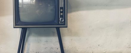 产品运营人员录制软件操作演示视频，屏幕显示产品界面操作流程，数据蛙录屏软件产品演示场景